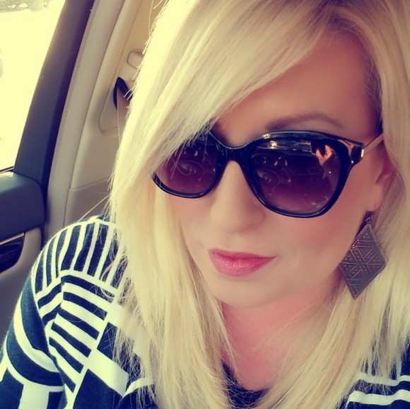 Meet your Posher, Lacey - Picture 3 of 3